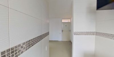 Apartamento en Venta – Conjunto Ciudad Caribe, Caribe Verde, Barranquilla

Excelente oportunidad para adquirir apartamento en el conjunto Ciudad Caribe, ubicado en Caribe Verde, una zona de desarrollo residencial con buena conectividad y valorización al sur de Barranquilla.

Características del inmueble:


 
 Área construida: 46 m²
 
 
 Precio de venta: $88.000.000
 
 
 Dirección: Carrera 7N #131-99, Apto 401
 
 
 Piso: 4
 
 
 Estrato: 1
 
 
 Antigüedad: 9 años
 
 
 Habitaciones: 3
 
 
 Baños: 1
 
 
 Estado: Remodelado
 


Zonas comunes del conjunto:


 
 Portería con vigilancia
 
 
 Salón comunal
 
 
 Conjunto cerrado
 


Gastos mensuales aproximados: $258.496
(Servicios públicos e Internet según consumos promedio)

Ubicación estratégica:
Cerca de colegios, transporte público, supermercados, centros de salud y zonas verdes. Caribe Verde es un sector que ofrece tranquilidad, comunidad y proyección urbanística.

Ideal para familias, primera vivienda o inversión inmobiliaria.

Contáctanos y agenda tu visita. ¡Este apartamento puede ser tuyo!
