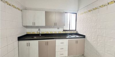 Vive con comodidad y excelente ubicación en este acogedor apartamento en La Floresta, uno de los sectores más tradicionales y tranquilos de Medellín. Con una distribución funcional y 50 m² de área, este inmueble ofrece el equilibrio ideal entre practicidad, iluminación y confort.

Cuenta con 2 habitaciones, cada una con su closet, 2 baños, una cocina con red de gas, zona social iluminada gracias al ventanal y un balcón perfecto para disfrutar del aire fresco o compartir un café en la mañana. Su piso en cerámica brinda un ambiente limpio y fácil de mantener, ideal para el día a día.

Ubicado en el cuarto piso, este apartamento también dispone de parqueadero privado, lo que aporta comodidad y seguridad. Además, su entorno residencial en estrato 5 asegura una excelente calidad de vida, con cercanía a transporte público, comercio local, restaurantes, colegios y al emblemático Parque de La Floresta, un lugar ideal para caminar o disfrutar del ambiente familiar del sector.

? Sector: La Floresta – Medellín
? Área: 50 m²
? Estrato: 5
? Código: R16565

¡Una opción ideal para quienes buscan un hogar práctico, bien ubicado y listo para habitar!

 
