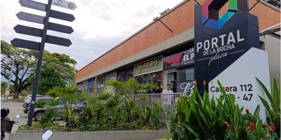 Arriendo local comercial al sur de Cali en excelente ubicación, sobre vía de transporte principal, ideal para cualquier tipo de negocio (excepto comidas y licoreras).

De 22 metros, cuenta con baño privado y se encuentra rodeado de universidades, unidades residenciales, parques y zonas de alta afluencia peatonal. Su ubicación estratégica garantiza gran visibilidad y fácil acceso para clientes.

Contáctanos  para más información y agenda tu visita.
