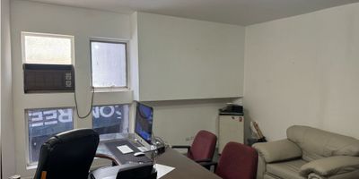 Oficina en venta – Parque Lleras, Medellín

? Ubicación privilegiada en el corazón del Parque Lleras.

Características:


 
 Área: 29,95 m²
 
 
 1 baño
 
 
 1 parqueadero
 
 
 Portería 24/7
 
 
 Estrato 6
 


Valores:


 
 Precio de venta: $310.000.000
 
 
 Administración: $478.600
 
 
 Impuesto predial: $329.362 - trimestral
 


NOTA: Algunos muebles estan inclidos en el valor de venta

Ideal para oficinas corporativas, consultorios o inversión en una zona de alta valorización y excelente conectividad.
