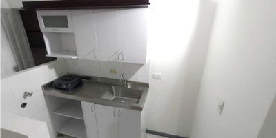 En el corazón de Prado Centro, a pocos pasos de la Clínica CES, encuentras este acogedor apartamento en arriendo ubicado en el Edificio Prado Real, ideal para quienes buscan comodidad, buena ubicación y seguridad en Medellín. Con 35 m², este espacio está diseñado para quienes desean practicidad y confort en su día a día.

El apartamento cuenta con 1 habitación amplia con closet, un baño completo y una cocina sencilla conectada a la zona de ropas, que facilita las labores del hogar. El piso en cerámica brinda frescura y fácil mantenimiento, mientras que la distribución permite aprovechar al máximo cada rincón del inmueble.

Dentro del edificio, el inmueble ofrece la tranquilidad de una portería 24 horas y la facilidad de ascensor, aportando seguridad y accesibilidad en todo momento. Como valor agregado, dispone de parqueadero privado ubicado en el sótano 2, justo al lado de la puerta principal del apartamento, una ventaja poco común que otorga comodidad y practicidad adicional.

Aunque no cuenta con red de gas, su ubicación estratégica en Prado Centro lo convierte en una gran opción: cerca a hospitales, transporte público, universidades y una amplia oferta de comercio y servicios.

Este apartamento es ideal para profesionales, estudiantes o parejas que busquen vivir en un lugar céntrico, seguro y con todas las facilidades que la ciudad ofrece.

Código del inmueble: (C2938)
No dejes pasar la oportunidad de conocerlo, ¡agenda tu visita ahora!
