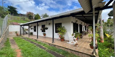 LA SUCURSAL EQUIPO INMOBILIARIA VENDE CASA 
Área lote: 580 m2 Área construida: 200 m2
Estrato: rural Años de construcción: 15 años
Acceso totalmente pavimentado La casa es de un solo piso y cuenta con 4 habitaciones 2 baños, sala comedor, cocina, sala auxiliar, zona de oficios y depósito Tiene zona social con piscina, baño y cocina en leña o zona bbq Parqueadero para 6 carros, cuenta con muro de contención y acceso a zona verde con árboles frutales con mango, mandarina, limón, plátano
Cuenta con Energía con la epsa el recibo se paga cada dos meses
Y el agua es de nacimiento son 15 mil pesos mensuales, cuenta con alcantarillado, se puede hacer la conexión de gas natural
Desde la portada al mar hasta llegar a la puerta de la propiedad el tiempo aproximado es entre 1 hora y 1: 30 minutos según el tráfico, hay servicio de bus que es el transur
Predial: 400.000
$ 275 millones
bservaciones del inmueble: la vía de acceso es totalmente pavimentada, a 2 kilómetros o 5 minutos de la plazoleta