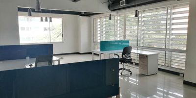 Oficina en arriendo en Santa Mónica, Cali. Esta oficina de 54 m² está ubicada en el primer piso, dentro del Valle del Cauca. Cuenta con un parqueadero asignado, ideal para su comodidad. El edificio ofrece vigilancia, proporcionando un entorno seguro para sus actividades. Su ubicación estratégica en el barrio Santa Mónica facilita el acceso a servicios y principales vías de la ciudad de Cali. Es un espacio funcional y bien conectado para su negocio. Para más detalles o coordinar una visita, puede contactarnos por whatsapp, usar la opción quiero que me contacten o ver teléfonos.
