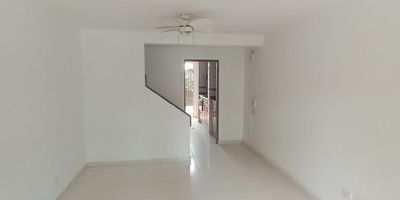 CAMINO REAL,  CONDOMINIO, CASA TRIPLANTAS. LA CASA CONSTA DE: PRIMER PISO: SALACOMEDOR, COCINA COMPLETA, ZONA DE OFICIOS, CUARTO DE SERVICIO, BAÑO SOCIAL, ZONA DE OFICIOS.   SEGUNDO PISO: DOS (2) ALCOBAS CLOSETS, BAÑO DE ALCOBAS; TERCER PISO: ALCOBA PRINCIPAL CON VESTIER Y BAÑO; POSIBILIDADES DE AMPLIACION, PATIO MATAS.  PISCINAS, EXCELENTE UBICACION, FACILIDAD DE TRANSPORTE, ESTRATO 5, PORTERIA 24 HORAS.