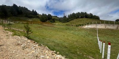 Atos Inmobiliaria vende lote en el municipio de Chivatá, a tan solo 10 minutos del casco urbano de Tunja.
Lotes rurales con uso de suelo para casa campestre.
Se entregan con vía de acceso en grava, punto de agua comunal y matrícula de luz independiente para cada lote.
Perfectos para construir tu casa de descanso o vivir en un entorno tranquilo, pero cerca de la ciudad.
Cuentan con excelente vista, cerramiento con portada.
¡No esperes más! Contáctanos y agenda tu cita.