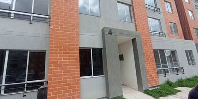 Espectacular apartamento en arriendo, ubicado en segundo piso en hermoso conjunto residencial, ubicado en la hermosa zona de Lagos de Torca cerca al centro comercial Santafé y Bima, cerca a la escuela de Ingenieros Julio Garavito, con transporte público y extensas zonas verdes, al ingresar al apartamento encontrará la zona social como cocina, sala comedor y baño social, cuenta con dos habitaciones cada una con amplios closets. Todos los servicios publicos, agua, luz, gas. Cualquier información adicional contactenos al correo electronico luisa.ruizinmobiliariabogota.com o al telefono 3187552753. El equipo de Inmobiliaria Bogotá está comprometido a brindar una experiencia de vida excepcional para nuestros clientes desde el momento en que se unen a nuestra comunidad.