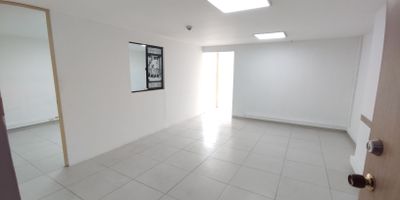 Oficina en arriendo en Naranjal, Medellín, Antioquia. Este amplio espacio de 75 m² cuenta con un baño y una antigüedad de 4 años, ideal para su negocio. Ubicada estratégicamente sobre la Carrera 65, ofrece excelente conectividad. Disfrute la comodidad de estar a solo una cuadra de la estación Suramericana del Metro, facilitando el acceso. Una solución práctica y bien situada para su actividad profesional en Medellín. Canon de arriendo: $4,000,000. Le invitamos a conocer esta oficina para su próximo proyecto. Para más detalles, utilice las opciones de whatsapp, quiero que me contacten o ver teléfonos.