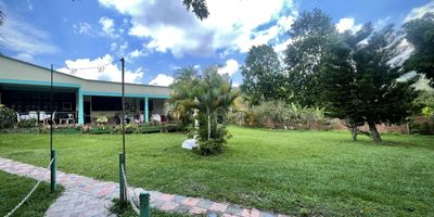 vendo dos lotes ubicados en floridablanca vereda los cauchos un lote tiene una area 3976 mts y el otro lote dispone de una area total de 2794mts tiene la misma entrada de ingreso cada uno cuenta con escrituras y certificados independientes uno de los lotes dispone de una casa construida para remodelar pero no esta en escritura piscina y un kiosko y el otro lote tiene siembra de matas de platano