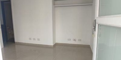 Se arrienda aparta-estudio cerca a Viva Envigado y Metro Envigado, consta de 17m2, un solo ambiente, baño, cocineta, sitio tranquilo, excelentes rutas de transporte y vías de acceso.