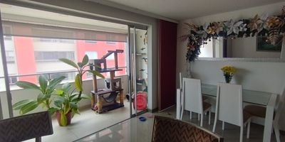 Espectacular apartamento al norte de Cali en Divento La Flora, apartamento con excelente espacio, situado en un piso septimo, ofrece un diseño funcional y acabados de alta calidad: 3 habitaciones, cada una con su baño privado. Cocina integral moderna con barra americana. Un baño auxiliar y otro baño en el cuarto de ropas adicionales para visitantes, para un total de 5 baños. Zona de lavado, estudio, sala-comedor integrada. Balcón con vistas maravillosas, parqueadero doble, excelentes vías, cerca a centros comerciales, supermercados y parques.