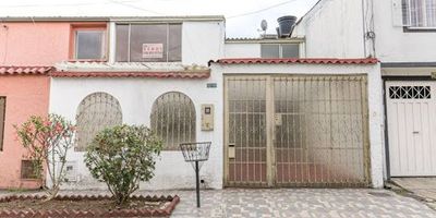 Oportunidad de negocio, maravillosa casa con un área de terreno 156.22 mts2, 240mts2 construidos,21.40 x 7.30, ubicada en Villa Luz localidad de Engativá. Esta maravillosa casa de dos niveles se encuentra distribuida de la siguiente manera, primera planta 2 salas, comedor, baño social, cocina integral tipo isla bastante amplia, estudio con biblioteca, hall, zona de ropas, patio, una bodega y parqueadero doble. En la segunda planta tres habitaciones con closet, la principal con baño, terraza, zona de tv. Buena iluminación natural, excelentes acabados, vías de acceso como Av. Boyacá y Cl. 63. Precio negociable. Para información adicional o citas comunícate con Beatriz Hernández cel. 3168310754 o al correo electrónico beatriz.hernandez@inmobiliariabogota.com El equipo de Inmobiliaria Bogotá está comprometido a brindar una experiencia de vida excepcional para nuestros clientes desde el momento en que se unen a nuestra comunidad.
