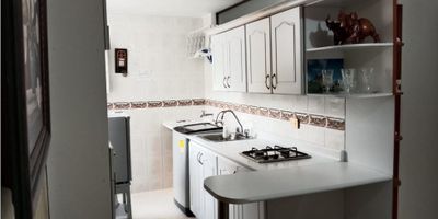 HABITACION CON CLOSET, PISO  EN CERAMICA CON ALFOMBRA, COCINA CON ESTUFA,LAVADERO, BAÑO COMPLETO , SALA PEQUEÑA. VIGILANCIA CONSERJE. 
