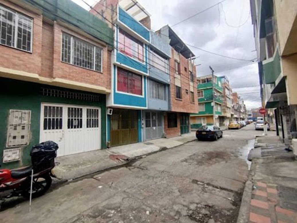 Casa de 8 alcobas en venta en Villas Del Dorado, Bogotá, 216 m² · foto 2 de 14
