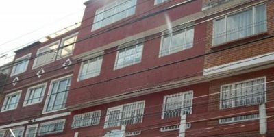 Lindo apartamento de tres niveles de 93mt cuadrados, consta de cinco habitaciones y tres baños con sala comedor, cocina integral, zona de lavado, ubicada en un sendero peatonal en el sector de Bachué.  Distribución primer piso una habitación sala comedor cocina integral y baño segundo piso tres habitaciones un baño social, tercer piso una habitación clóset con baño privado ese apartamento cuenta con tanque de reserva de agua