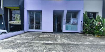 Presentamos este local en alquiler en el sector de invico, calle 14 con cra 13 en la ciudad de Pereira. Ubicación de gran impacto comercial, con espacio de parqueadero para 4 vehículos más motos, 3 niveles cada uno con 110 m2. Este inmueble está dirigido a marcas de expansión que buscan ubicación privilegiada en zonas de alto flujo comercial.
