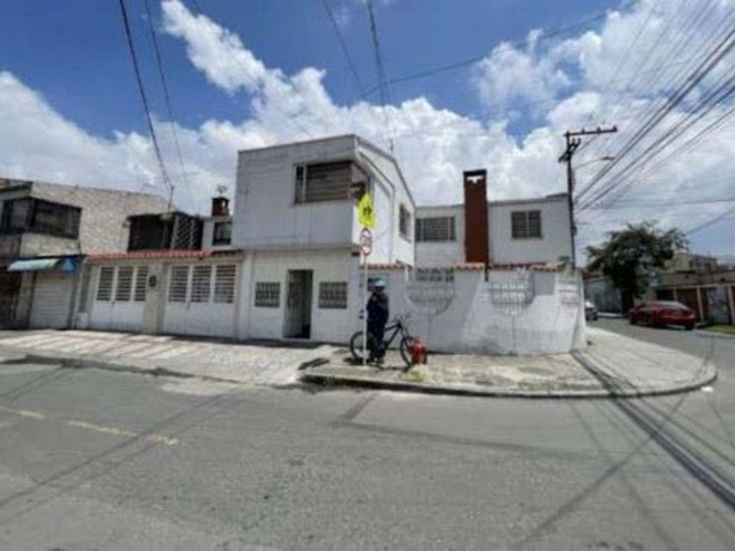 Casa de 6 alcobas en venta en Mandalay 1, Bogotá, 284 m² · foto 2 de 20
