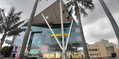 Se arrienda excelente local comercial de 32 m², ubicado en el reconocido centro comercial Bulevar Niza. El espacio cuenta con área abierta, baño privado y zona para depósito. Pisos en obra gris, listos para adecuar según las necesidades de tu negocio.
Ubicación estratégica: diagonal a la entrada principal, cerca de la zona de juegos infantiles, KFC, Jumbo y entidades bancarias. Alta afluencia de público y fácil acceso a transporte público.