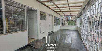 Espectacular Casa Comercial en Quinta Camacho – Ideal para Oficinas, Academias o Call Center

Ubicada en el exclusivo y estratégico sector de Quinta Camacho, esta amplia casa comercial de 360 m² construidos ofrece una excelente oportunidad para empresas que buscan establecerse en una zona de alto perfil corporativo.

Distribuida en 3 niveles, cuenta con:

7 espacios abiertos amplios y versátiles, ideales para adaptar según las necesidades del negocio.

4 baños convenientemente ubicados.

Excelente iluminación natural.

Espacios funcionales y adaptables para oficinas administrativas, academias, coworking, agencias creativas o centros de atención telefónica.

Su ubicación privilegiada garantiza fácil acceso, cercanía a vías principales, transporte público, zonas comerciales y restaurantes.

Una propiedad con gran proyección y potencial para posicionar tu marca en una de las zonas más representativas de Bogotá. Cod: 825