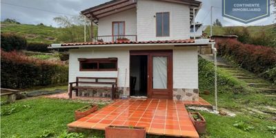 ?? ¡Tu nuevo hogar te espera en Belmira! ??

¿Buscas tranquilidad, amplitud y una vista panorámica espectacular? Esta hermosa propiedad de dos pisos es la oportunidad que estabas esperando. Con un valor de $320.000.000, combina comodidad, naturaleza y una ubicación privilegiada. ?✨

Aquí te presentamos sus características:

? Área total de 1000m².
? 2 habitaciones.
? 2 baños.
? Zona de lavandería.
? Balcón con vista panorámica.
? Parqueadero al aire libre.
? Zonas verdes con árboles frutales.
? Reja de seguridad.
? Cercano a transporte público.

Si sueñas con un espacio amplio, rodeado de naturaleza y con todas las comodidades para tu familia, ¡esta propiedad es para ti! ?✨ Contáctanos ahora mismo para más información y agenda tu visita. ??
