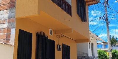 OPORTUNIDAD UNICA EN BARRIO LOS LLANOS ABEJORRAL

Si buscas una casa amplia bien ubicada y con excelente ventilacion esta es tu mejor opcion

Se venden dos casas en una misma propiedad con posibilidad de compra individual o conjunta en una zona tranquila residencial y con gran proyeccion

PRIMER PISO valor doscientos cuarenta millones negociables
Area ciento tres metros con ochenta y seis
Tres alcobas dos con closet
Dos baños
Cocina semi integral
Sala amplia y comedor
Sotano ideal para cuarto util
Zona de ropas
Gas domiciliario
Piso en ceramica buena iluminacion y ventilacion

SEGUNDO PISO CON MEZANINE valor doscientos cincuenta millones negociables
Area ciento diez metros con cincuenta y tres
Cuatro habitaciones
Dos baños
Cocina integral
Sala amplia
Patio de ropas
Excelente iluminacion y ventilacion
Balcón

Lleva ambas casas por solo cuatrocientos cincuenta millones negociables
