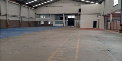Se arrienda excelente bodega ubicada en Montevideo, una de las zonas industriales más consolidadas y estratégicas de Bogotá.

Características del inmueble:


 
  Área total construida: 2.814 m² /  Área de bodegaje: 2.340 m² / Área de oficinas: 474 m²
 
 
  Altura generosa y espacios amplios, ideales para almacenamiento, logística y producción.
 
 
 Parqueaderos para carros y motos, facilitando el acceso y movilidad interna.
 


Beneficios adicionales:


 
  Ubicada en sector industrial con gran proyección y consolidación.
 
 
  Vías de acceso pavimentadas que permiten el ingreso de vehículos de carga pesada.
 
 
  Espacios diseñados para empresas que requieren infraestructura de alto nivel para sus operaciones.
 


Canon de arrendamiento $65.000.000 + iva 
