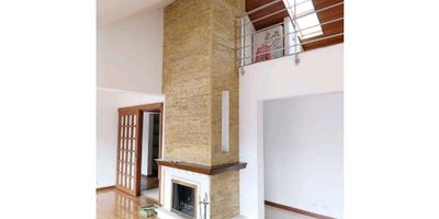 codigo, 9423FR173 en venta amplio e iluminado penthouse, de tres habitaciones todas con baño y closet, baño social, para un total de cuatro baños, amplia sala iluminada y comedor, cocina integral equipada, zona de lavanderia, vista exterior, altillo con sala de estar y estudio con vista a la sala principal, este altillo suma metraje de los ciento treinta y cinco metros cuadrados, dos parqueaderos. El edificio esta automatizado con conserje, cuenta con parqueadero de visitantes, ubicado  en zona totalmente residencial, cerca de parques, via peatonales, centros comerciales, transporte público. 
