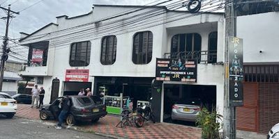 ¡Oportunidad Única en el Corazón de Pereira! Se arrienda amplia casa comercial ideal para oficinas, consultorios o negocios con atención al público. Cuenta con 50 metros de Mezanine. 5 alcobas  espacios privados, 3 baños funcionales. Cocina equipada. Excelente iluminación natural. Fácil acceso a transporte. Espacio cómodo y versátil, perfecto para adaptarlo a tus necesidades. ¡Haz crecer tu negocio en el mejor punto de la ciudad! Contáctanos ahora y agenda tu visita.