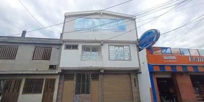 SE VENDE PARA ESTRENAR. Hermosa casa bifamiliar para uso residencial y/o comercial. Ubicada en excelente sector del barrio obrero en Palmira. 290 m2 construidos sobre un lote 171 m2. Muy central, cercana a zonas comerciales, entidades de servicios, medios de transporte. La propiedad se encuentra distribuida así: Casa en primer piso con área de 140 m2 conformada por un local independiente a la calle, (3) habitaciones (3) baños, sala, comedor, cocina, patio de luz, patio de ropas. Casa en segundo piso con área de 150 m2 que incluye, Escalera de acceso independiente, (3) habitaciones, (3) baños, Estudio, sala, comedor, cocina y patio. Amplios espacios con excelentes acabados iluminados y ventilados, disponible para terminar de acuerdo a su necesidad.
