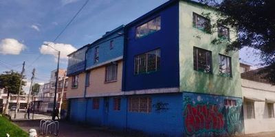 Amplia casa de 6 x  20 con 320 metros cuadrados distribuida  por tres niveles, el primer nivel tiene area general con Garaje cubierto, baño social, y bodega  el segundo local tiene area general con dos habitaciones  con 2 baños  , el terce nvel es una terraza cubierta  un baño social, La casa es ideal para un jardin infantil, empresa bodega, con facilidad de adecuar habitaciones  casa en excelente estado, dispone de todos los servicios  Cómodas vías de acceso como la calle 72, Av Boyaca, y calle 80  a 5 min del CC. TITAN.