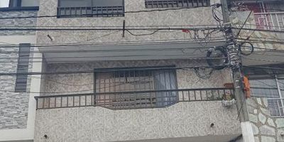 Encuentra tu nuevo hogar! OPORTUNIDA DOS PROPIEDADES POR EL PRECIO DE UNA Casa unifamiliar en el corazón de Terranova 1 PISO 3 Y 4 QUEDAN 3 PROPIEDADES DESENGLOBADAS YA QUE TIENE DERECHO A CONSTRUIR EL 5TO PISO¿Buscas un espacio amplio y luminoso para vivir con toda comodidad? ¡Aquí está tu oportunidad! Te presentamos esta casa de 80m2, cuenta con 6 alcobas, 2 amplios y luminosos baños, un amplio y funcional closet, cocina integral, una sala de estar ideal para compartir en familia. Además, disfruta de una acogedora terraza para momentos de descanso.  En cuanto a servicios, la casa viene dotada de calentador de agua, Ubicada cerca de colegios reconocidos y rutas de transporte público, podrás desplazarte de manera rápida y segura. ¡Vive la comodidad de una zona residencial junto a todos los servicios que necesitas! EL PRECIO ES NEGOCIABLE