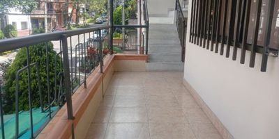 Te presentamos este apartamento en venta situada en una tranquila zona residencial de la america. Cuenta con 2 alcobas con closet, 1 baños, cocina semintegral con red de gas, salon comedor, zona de ropas, mide 71  metros. La ubicación es excelente,con fácil acceso a transporte público, centros educativos y recreativos.¡Contáctanos para agendar una visita!
