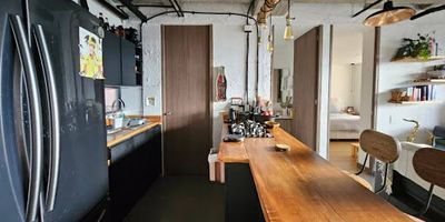 Apartamento disponible para la venta ubicado en las brujas, envigado, con un área total de 63 m² distribuidos en salón-comedor, cocina integral abierta con gas de red, dos baños, una alcoba, pisos en porcelanato, balcón con vista panorámica y dos parqueaderos paralelos con cuarto útil. se encuentra en unidad cerrada con portería 24 horas y acceso a zonas comunes como ascensor, piscina, salón social, turco, juegos infantiles, gimnasio y zonas verdes. Código de Abad Faciolince APA8908. Asesor Carlos Echeverry  3136747493.