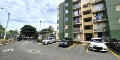 Sueñas con tu nuevo hogar ? 
Te doy varias ventajas de adquirir esta propiedad
1. Precio asequible: Ideal para quienes buscan invertir en su primer hogar con beneficios VIS.  
2. Excelente ubicación: Mojica cuenta con acceso a vías principales, transporte público y cercanía a centros educativos y comerciales.  
3. Segundo piso: Más cómodo, menor exposición a ruido de calle y sin necesidad de subir muchos niveles.  
4. Distribución funcional: 2 habitaciones acogedoras, 2 baños y balcón con buena ventilación e iluminación natural.  
5. Potencial de valorización: Zona con crecimiento urbano y programas de renovación que aumentan el valor con el tiempo.  
6. Ideal para familias pequeñas o inversión en renta.  
7. Beneficios VIS: Posibilidad de acceder a subsidios del gobierno y tasas preferenciales en créditos hipotecarios.

¡Tu oportunidad de tener vivienda propia con comodidad, ubicación y precio justo!