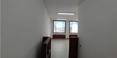 Arriendo oficina de 56m2 en El centro de la ciudad.

Ideal para negocio, oficinas, consultorios, entre otros. Tiene piso en cerámica, excelente iluminación, recepción y vigilancia del edificio 24 horas, espacios amplios.

Ubicado en el sector del centro, cerca al centro comercial Fundadores, supermercados, con excelente trasporte público. 

¡Contáctanos y agenda tu cita al 3206422861!
