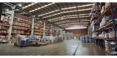 Se arrienda excelente bodega ubicada en el sector industrial de Fontibón, una de las zonas más estratégicas de Bogotá para el desarrollo logístico, de distribución e industrial, con cercanía a vías principales, aeropuerto y corredores de carga.

Características del inmueble:


 
 Área total construida: 4.521,97 m²
 
 
 Área de bodega: 3.619,39 m²
 
 
 Área de servicios: 334,84 m²
 
 
 Subtotal piso 1: 4.034,23 m²
 
 
 Área de oficinas: 487,74 m²
 
 
 Altura libre de bodega: 12,40 m
 
 
 Capacidad eléctrica instalada: 150 kVA
 
 
 Ocho muelles de carga
 
 
 Área de parqueo para vehículos
 
 
 Infraestructura moderna, ideal para operaciones de gran escala
 


Canon mensual de arriendo: $135.659.100 + IVA