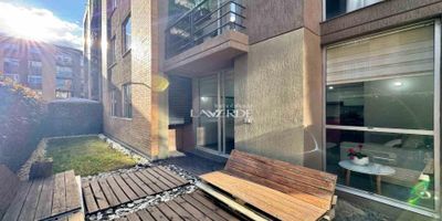 Codigo 19252. Descubre la comodidad de vivir en un apartamento con amplios espacios y un diseño pensado para disfrutar cada momento. Al ingresar encontrarás una acogedora sala-comedor con chimenea que mantiene la temperatura cálida durante el día, integrada a una moderna cocina abierta con barra americana que conecta todo en un mismo ambiente.El espacio exterior es ideal para compartir: cuenta con zona verde privada y deck perfecto para BBQ. En la zona privada se encuentran una habitación auxiliar con baño completo y la habitación principal con vestier y baño privado. Además, dispone de zona de lavandería independiente.