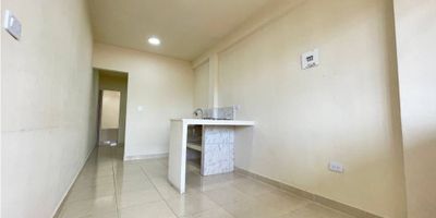 Se alquila hermoso apartaestudio de dos ambientes en Ciudad del Campo, ubicado en un tercer piso, con servicios independientes.

El inmueble cuenta con pisos en baldosa recientemente remodelados y un balcón de uso común en el tercer nivel. La sala-comedor dispone de ventana que proporciona excelente iluminación y ventilación natural. La cocina está equipada con barra estilo americano, estufa de dos boquillas empotrada y espacio para lavadora.

En el segundo ambiente se encuentra la habitación con buen espacio, seguida de la zona de oficios y su respectivo baño.

Sólo por el mes de noviembre la propiedad se alquila bajo una modalidad de canon escalonado, ideal para la comodidad económica en el inicio del contrato.


 
 Canon inicial: $400.000
 
 
 Incremento de $100.000 después de 1er mes 
 


Una excelente oportunidad para disfrutar de este inmueble con condiciones flexibles y accesibles.

Nota: El apartaestudio cuenta con medidores testigo de energía y agua. El gas natural se divide entre todos los inquilinos del edificio.
