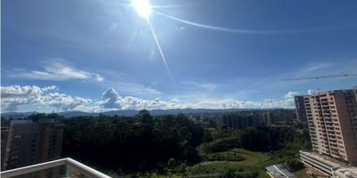 Este moderno apartamento ofrece una experiencia de vida espectacular, rodeado de naturaleza y completas zonas comunes que elevan tu calidad de vida, cuenta con un área de 104,54m2, consta de tres habitaciones, dos de ellas con closets, la otra con vestier y balcon, cocina integral, balcon, estudio, terraza, sala, comedor, zona de ropa, curto útil. Además la unidad ofrece sauna, turco, piscina, salón social, salón de juegos, zonas verdes, senderos para caminar lago con peces, cancha de squash, jacuzzi, Portería 24 horas; Predial - 4.500.000, Administración - 490.000 !Contáctanos mas mas información o para agendar tu cita¡
