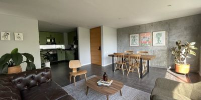 Codigo 28288. ? Apartamento en venta ubicado en El Poblado sector Provenza? Características principales• Área construida: 86 m²• 2 habitaciones (principal con vestier, clóset, baño privado, cabina en vidrio templado y balcón)• 2 baños completos• Sala – comedor con salida a balcón• Cocina abierta integral sin campana, con mesón en mármol• Zona de ropas independiente• Parqueadero sencillo• Cuarto útil• Red de gas y servicios públicos• 1 nivel✨ DescripciónEste apartamento de 86 m² en Provenza (El Poblado, Medellín) ofrece un diseño moderno, espacios amplios y una excelente ubicación. La alcoba principal incluye vestier, baño privado y balcón con vista agradable, mientras que la segunda habitación cuenta con clóset y pisos en porcelanato.La zona social es amplia e iluminada, conectada con el balcón. La cocina abierta con mesón en mármol aporta elegancia y funcionalidad.? Zonas comunes • Portería 24 horas• Parqueadero de visitantes• 1 ascensor por torre? Ubicación estratégica – Sector Provenza, El PobladoEn un sector exclusivo y tranquilo, cercano a:✅ Parque Lleras✅ Centros comerciales Vizcaya, El Tesoro y Mall Piazza Bella✅ Mall Verona y Mall del Este✅ Parque La Presidenta, Parque UVA Ilusión Verde✅ Supermercados Carulla Express y Tiendas D1✅ Colegio Madre Antonia Cerini? Valor de venta: $850.000.000Administración: $976.900Predial anual: $3.360.300Avalúo catastral: $650.000.000Estrato: 6Años de construido: 19Estado: Usado – se vende sin amoblarDisponibilidad inmediata