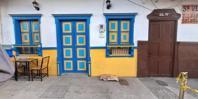 Arriendo excelente local comercial en el parque de San Antonio de Pereira, área 125 m2. 85 m2 primer piso y  40 m2 Mezzanine,  