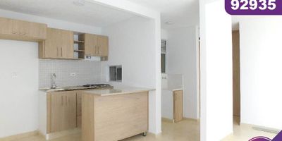 Apartamento en arriendo (para estrenar) en la ciudad de Barranquilla, ubicado en el sector de Alameda del Rio, en unidad residencial con vigilancia privada las 24 Horas; cuenta con zonas sociales de entretenimiento como piscina, zona infantil, zona BBQ, salón comunal.  El edificio cuenta con 12 pisos, el apartamento se encuentra ubicado en el piso 4, con un área aproximada de 56 mt2, distribuidos en 2 habitaciones, 2 baños, sala-comedor, cocina semi integral, zona de labores y 1 parqueadero cubierto, la habitación principal cuenta con baño interno. El apartamento tiene buena distribución en sus áreas, su entorno es tranquilo, con cómodas vías de acceso y facilidad de transporte publico cercano, sobre el sector se encuentran parques, supermercados y el CC Jardín del Río.