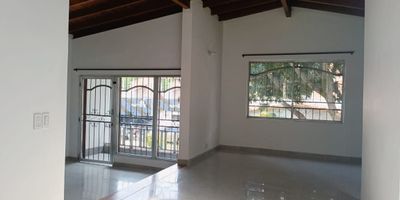 Casa Comercial en arriendo cerca a parques, restaurantes, tiendas, colegios, hospitales, vías de transporte principales y servicios complementarios del sector. Piso en cerámica, 6 espacios, 2 baños, cocineta, cableado de red, red de gas y parqueadero independiente cubierto. Edificio con baños comunales. Inmuebles sujetos a verificación de disponibilidad