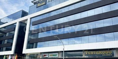 Le presentamos esta acogedora oficina en venta, ubicada en un moderno complejo que integra locales comerciales, oficinas, vitrinas y  hotel en Cajicá.

La oficina cuenta con un área abierta de 38 m², baño privado, excelente iluminación natural y vista exterior. Se encuentra en una torre moderna que ofrece recepción, torniquetes de acceso, dos ascensores, salas de reuniones, baños para hombres y mujeres, así como una terraza con comedores y microondas, diseñada para brindar mayor comodidad a los empleados.

Como valor adicional, la oficina incluye un parqueadero privado. En el primer piso del complejo encontrará cafés, restaurantes, una vitrina de automóviles y un hotel. Además, el conjunto dispone de parqueadero para visitantes (con costo).

¿Desea tener su consultorio u oficina en la Sabana de Bogotá? Contáctenos.
