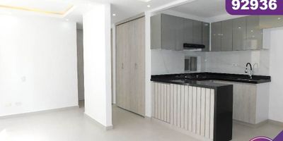 Apartamento en arriendo en la ciudad de Barranquilla ubicado en el sector de Alameda del rio, en un edificio con vigilancia privada las 24 Horas y zonas sociales de entretenimiento, piscina, zona infantil, zona BBQ, salón comunal, el edificio cuenta con 12 pisos, el apartamento se encuentra ubicado en el piso 2, con un área aproximada de 56 mt2, distribuidos en 2 habitaciones, 2 baños, la habitación principal cuenta con baño interno, sala-comedor, cocina semi integral, zona de labores y 1 parqueadero asignado, buena distribución en sus áreas con buenos, su entorno es tranquilo, residencial con cómodas vías de acceso y facilidad al transporte publico cercano, sobre el sector puede encontrar, parques, supermercados y centro comercial jardín del rio.