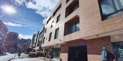 OFICINA EN VENTA/ARRIENDO 85,64 m2, ideal para equipos que buscan comodidad, conectividad y un entorno profesional, ubicada frente al parque de la 93, una de las zonas que combina sectores financieros, gastronomía y entretenimiento. Cuenta con una sala de juntas en divisiones de vidrios, amplias ventanas, un baño, una cocineta, parqueadero en linea y servicio de vigilancia y acceso 24/7 ¡Lista para usar!