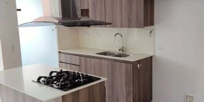  Arriendo apartamento de 87 m² – 3 alcobas – Unidad cerrada completa – $4.300.000

¡Tu nuevo hogar te espera! Este espacioso y luminoso apartamento de 87 metros cuadrados está ubicado en una unidad residencial cerrada con todas las comodidades, ideal para quienes buscan confort, seguridad y una excelente ubicación.

 Características del inmueble:

Área construida: 87 m²

Alcobas: 3 amplias habitaciones con excelente ventilación natural

Baños: 2 baños completos con acabados modernos

Cocina: Integral, funcional y bien distribuida

Sala-comedor: Espacio amplio y acogedor

Parqueadero: 1 parqueadero privado cubierto

 Zonas comunes de la unidad:

Portería y vigilancia 24/7

Piscina para adultos y niños

Gimnasio completamente dotado

Salón social

Zona de juegos infantiles

Parqueadero de visitantes

Espacios verdes y senderos para caminar

 Ubicación privilegiada:

Ubicado en un sector tranquilo, residencial y con excelente acceso a transporte público, supermercados, centros educativos y vías principales.