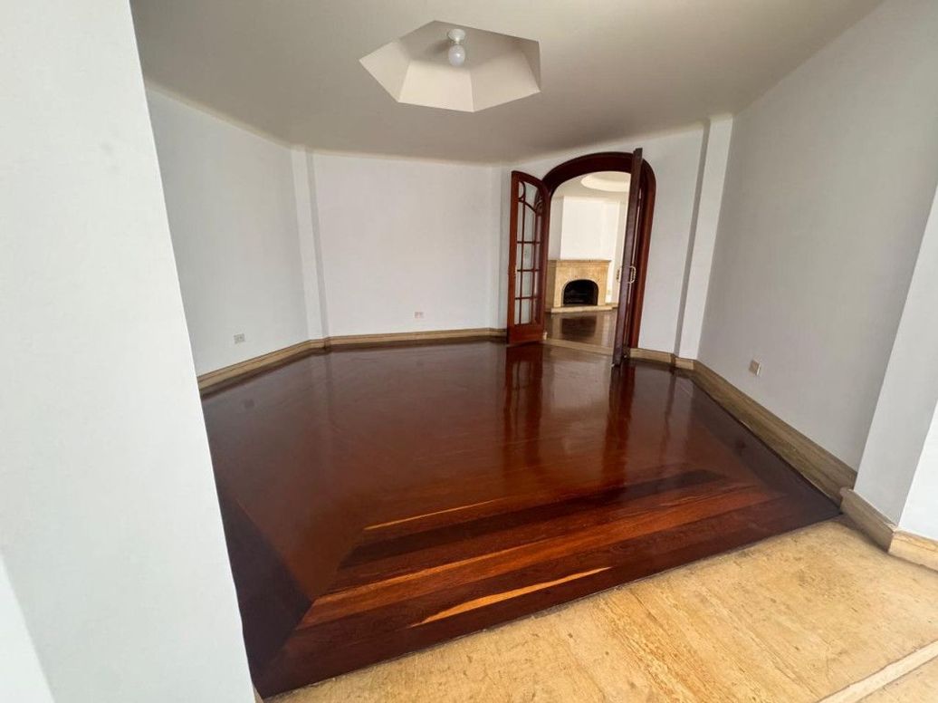 Apartamento de 4 alcobas en venta en Los Rosales, Bogotá, 241 m² · foto 13 de 20