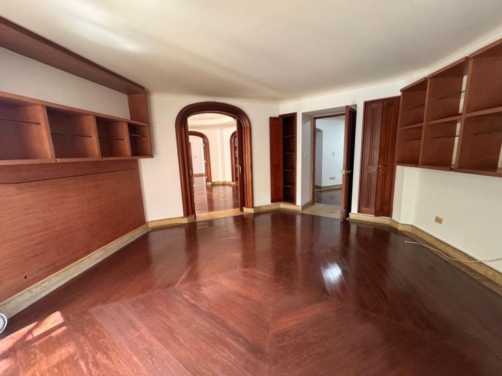 Apartamento de 4 alcobas en venta en Los Rosales, Bogotá, 241 m² · foto 17 de 20