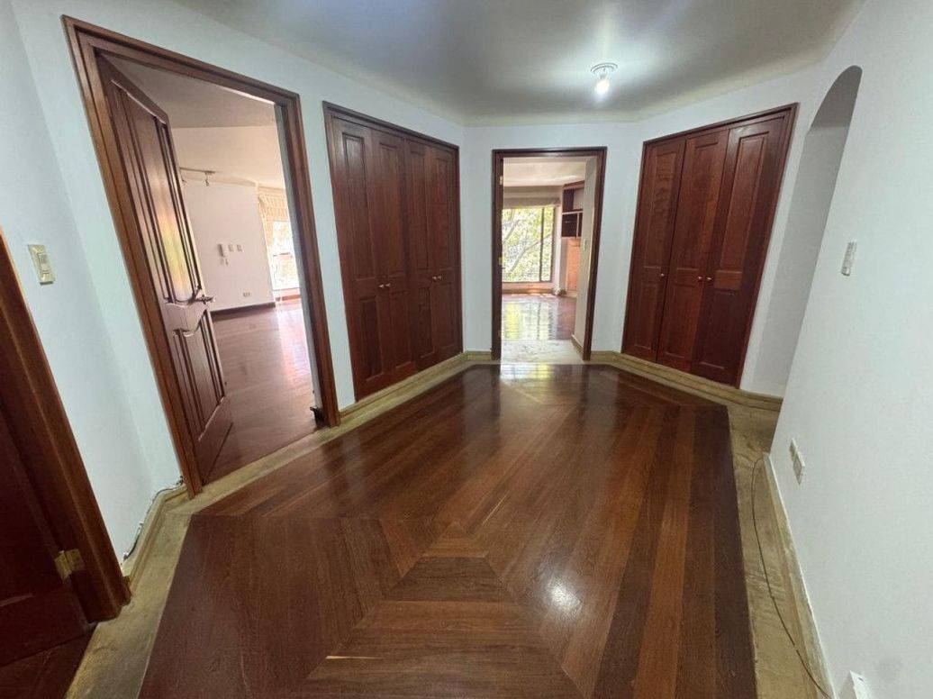 Apartamento de 4 alcobas en venta en Los Rosales, Bogotá, 241 m² · foto 18 de 20