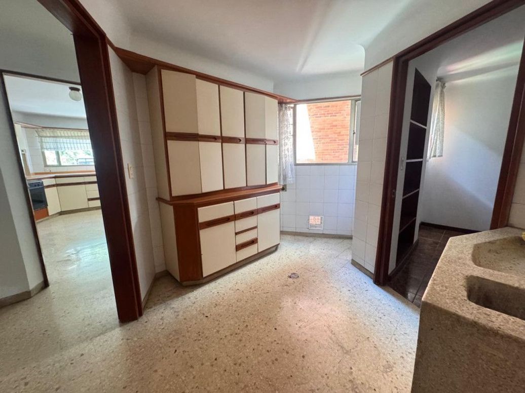 Apartamento de 4 alcobas en venta en Los Rosales, Bogotá, 241 m² · foto 9 de 20